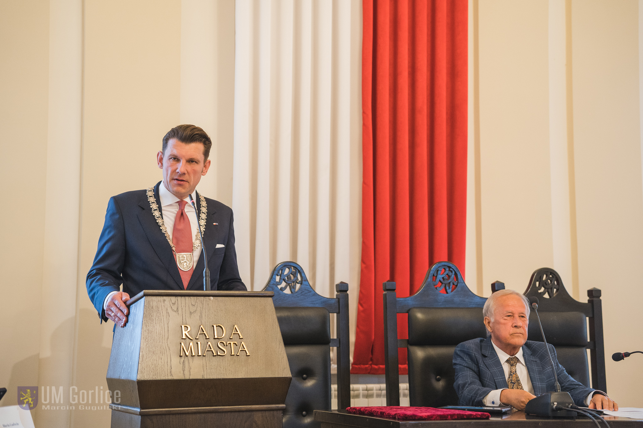 Burmistrz Rafał Kukla podczas przemówienia na I sesji IX kadencji Rady Miasta Gorlice